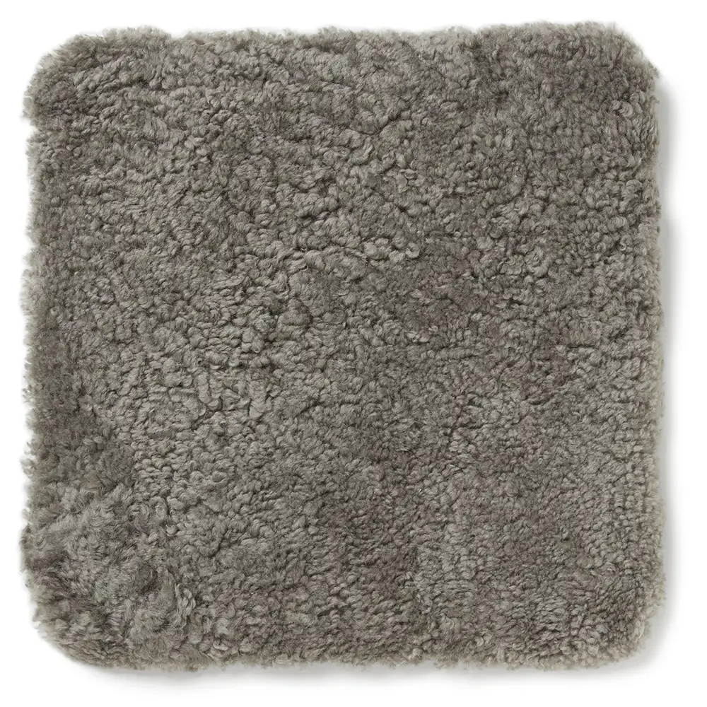 Skinnwille Curly istuintyyny lampaannahkaa 40×40 cm Natural grey